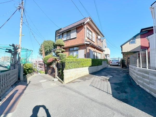 横浜市中区本牧元町の中古一戸建の前面道路含む現地写真