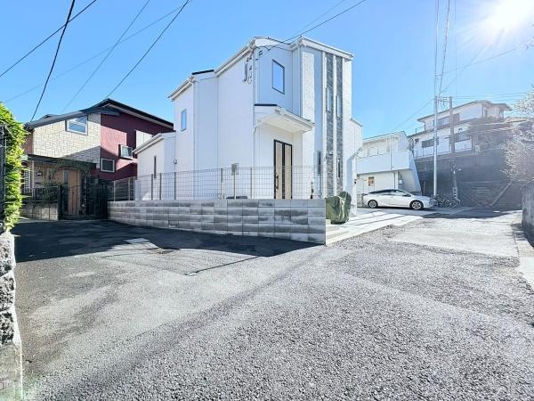 横浜市中区本牧元町の中古一戸建の前面道路含む現地写真