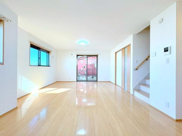 横浜市中区本牧元町の中古一戸建の居間・リビング