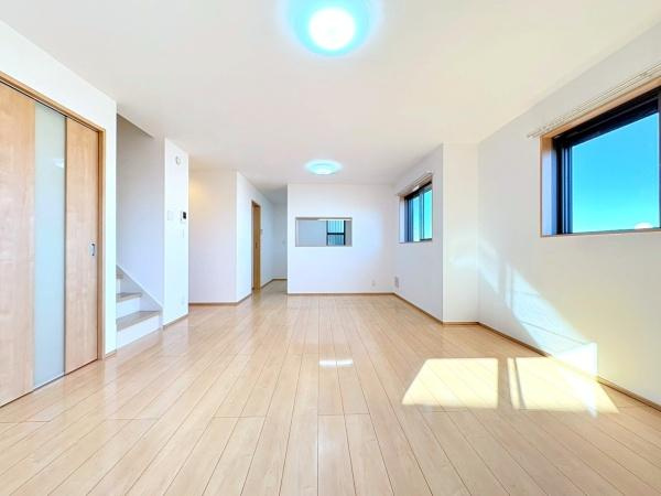横浜市中区本牧元町の中古一戸建の居間・リビング