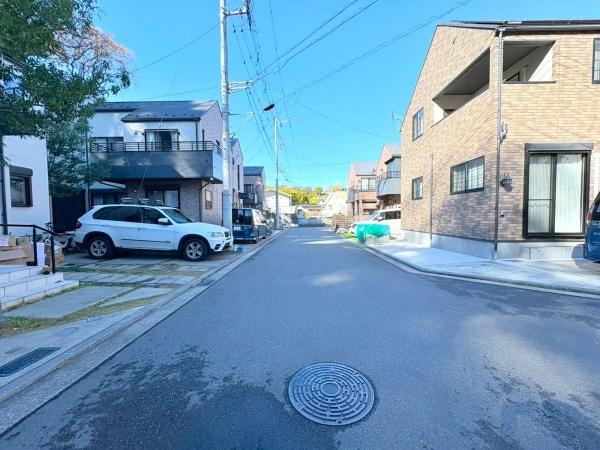 横浜市中区本牧元町の中古一戸建の前面道路含む現地写真