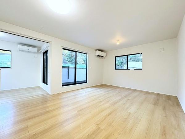 横浜市中区本牧元町の中古一戸建の居間・リビング