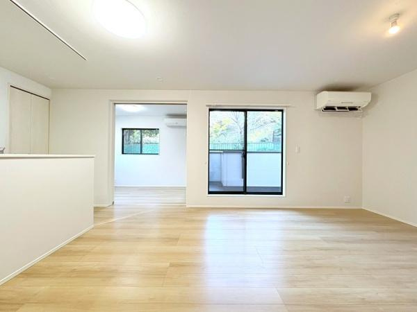 横浜市中区本牧元町の中古一戸建の居間・リビング