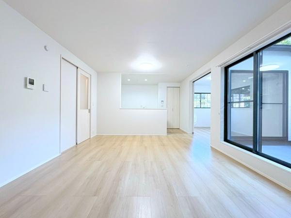 横浜市中区本牧元町の中古一戸建の居間・リビング