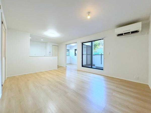 横浜市中区本牧元町の中古一戸建の居間・リビング