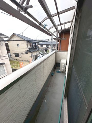 【バルコニー】 | 小倉町蓮池　中古戸建 | 屋根があるので洗濯物も安心のバルコニー♪
