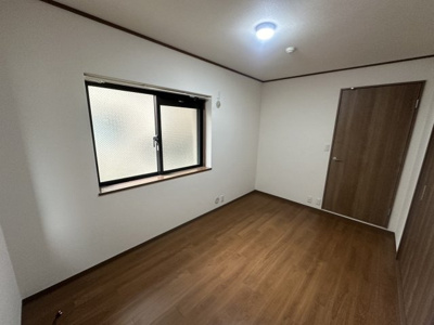 【洋室】 | 岡崎ガーデンズ | 洋室6.0帖
南・東側に窓があり柔らかな光が差し込むお部屋で、落ち着いてお休み頂ける主寝室におすすめのお部屋です♪