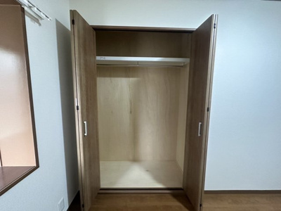 【収納】 | 岡崎ガーデンズ | 枕棚、ハンガーパイプ付のクローゼットで丈の長い洋服もシワにならず収納できます♪