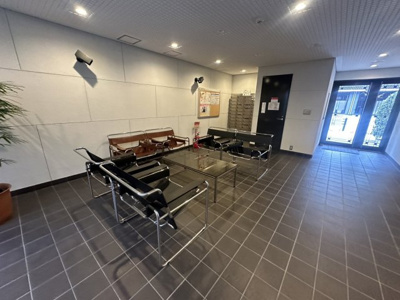 【その他共用部分】 | 岡崎ガーデンズ | ソファーが設備されている為来客の方との待ち合わせする際に活用できます♪