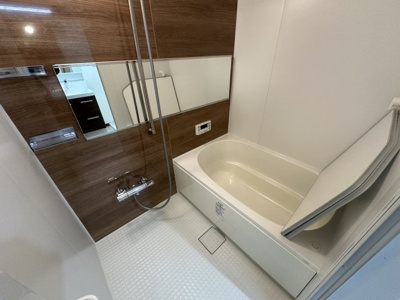 【浴室】 | 岡崎ガーデンズ | 1日の疲れを癒してくれる浴室は足をゆったりのばして寛ぐことができ、快適なバスタイムをお過ごしいただけます♪