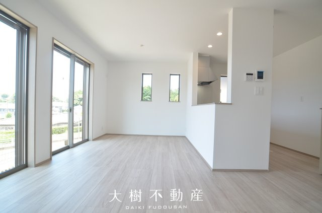 【居間・リビング】 | 海老名市国分寺台4丁目 新築戸建て 全2棟【仲介手数料無料】