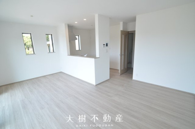 【居間・リビング】 | 海老名市国分寺台4丁目 新築戸建て 全2棟【仲介手数料無料】
