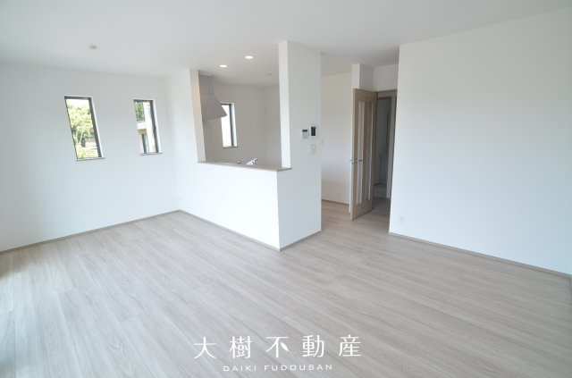 【居間・リビング】 | 海老名市国分寺台4丁目 新築戸建て 全2棟【仲介手数料無料】