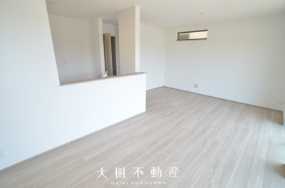 【居間・リビング】 | 海老名市国分寺台4丁目 新築戸建て 全2棟【仲介手数料無料】
