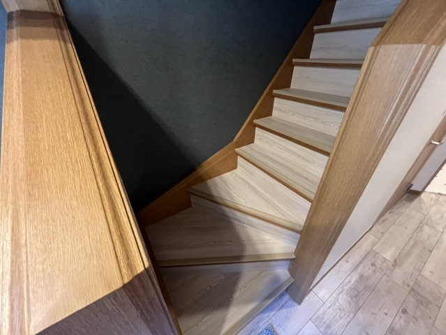 蔀屋本町　中古戸建の内装|2階へと続く階段です、この様な細かい部分もキレイにリフォーム済☆彡