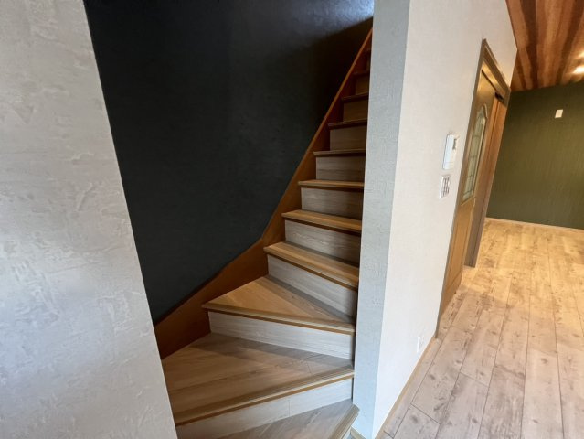 蔀屋本町　中古戸建の内装|3階へと続く階段おしゃれな内装ですね☆彡