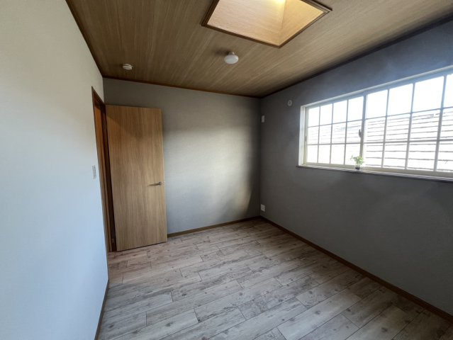 蔀屋本町　中古戸建の寝室|天窓からも光が入りますよ☆彡