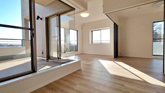 青葉台ガーデンハウスの居間・リビング