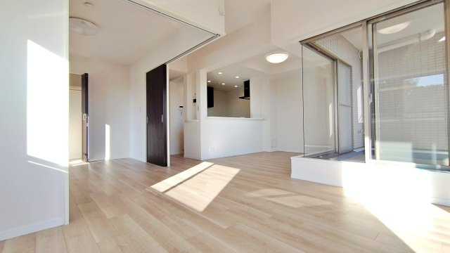 青葉台ガーデンハウスの居間・リビング