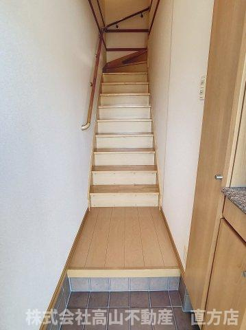 サン・クローバー小竹弐番館の玄関