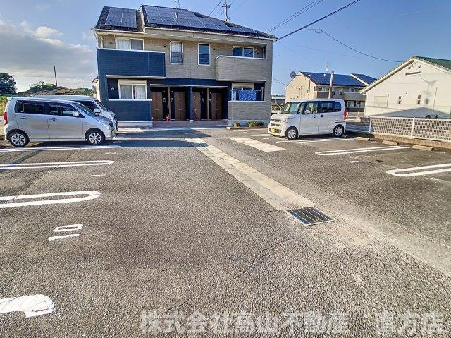 サン・クローバー小竹弐番館の駐車場