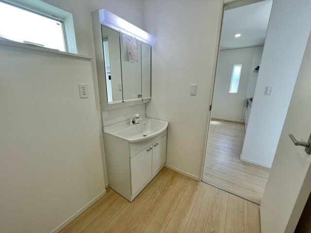 【新築戸建て】秋田市高陽青柳町第4　2号棟の独立洗面台|三面鏡付き洗面台