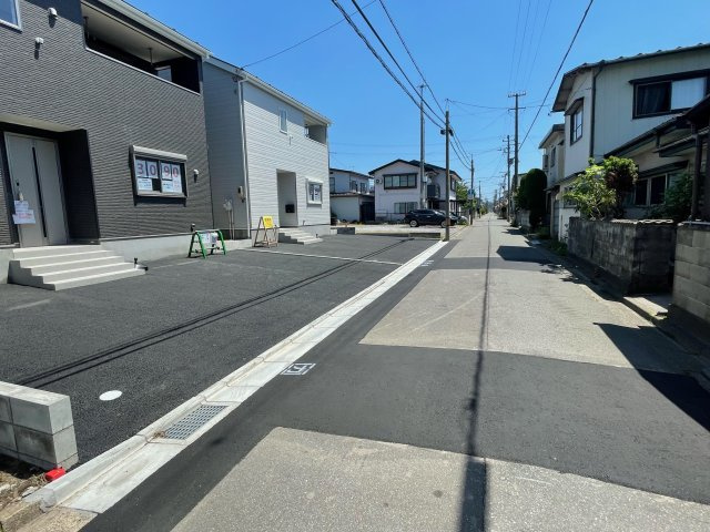 【新築戸建て】秋田市高陽青柳町第4　2号棟の前面道路含む現地写真