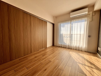 【洋室】 | 日神パレステージ戸田 | LDKの西側6帖の洋室です。三連扉を閉めると個別の空間になります。掃き出し窓がありますので採光も取れます