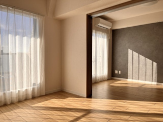 【居間・リビング】 | 日神パレステージ戸田 | LDK10.3帖洋室6帖の間の三連式扉を開けると、広い空間がひろがり採光も取れて明るいお部屋です。