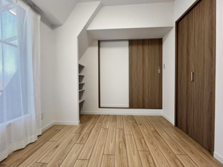 【洋室】 | 日神パレステージ戸田 | 4.9帖の洋室です。北側にはバルコニーがあります。収納も充実しているので、子供部屋などにも
ピッタリです。