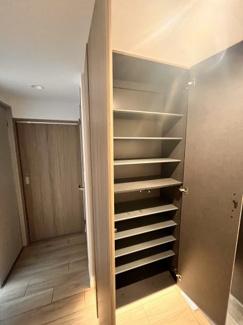 【収納】 | 日神パレステージ戸田 | 玄関横にあるシューズクローゼット。スペースが広いので靴の整理も楽々です。