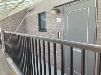 【玄関】 | 日神パレステージ戸田 | 玄関ポーチがあるので、プライバシーや防犯性がアップします。