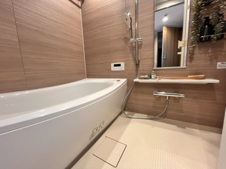 【浴室】 | 日神パレステージ戸田 | 浴室換気乾燥機付・追炊機能付きになっております。
ブラウンと白を基調にしていて高級感のある雰囲気があります。