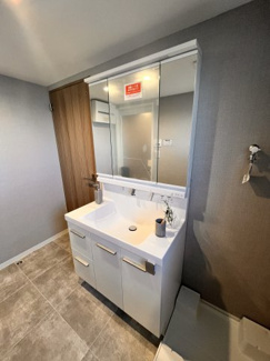 【独立洗面台】 | 日神パレステージ戸田 | 広めの洗面ボウルなので、朝の身支度も楽々です。三面鏡ですので、裏側に収納できて整理も楽々。