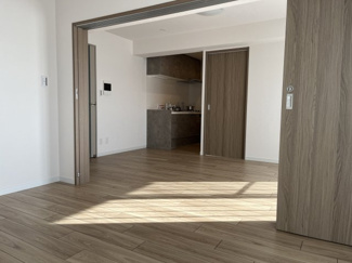 【居間・リビング】 | 日神パレステージ戸田 | 南側からの採光がはいり、家族団らんの場所には最適です。三連扉をあけた状態にしますとリビングと合わせて16帖の空間になります。