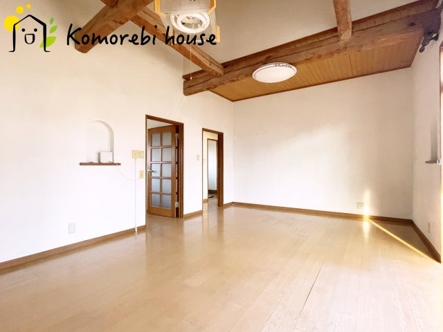 伊奈町寿3丁目　中古一戸建ての居間・リビング|床暖房付きの広々リビングです。