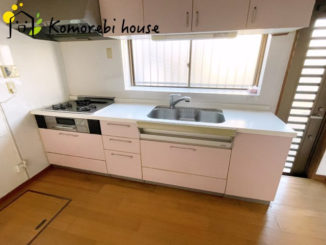 伊奈町寿3丁目　中古一戸建てのキッチン|同時調理がしやすい3口コンロにグリルも搭載。大きな鍋もしっかり置ける広めのシンクで作業がしやすく、毎日の料理がより快適になるキッチンです。