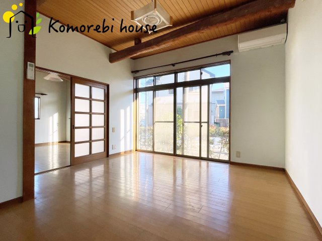 伊奈町寿3丁目　中古一戸建ての洋室|明るい光が差し込む洋室は、寝室・子ども部屋・ワークスペースなど多用途に使える自由度の高い空間。家具の配置もしやすく、暮らしに合わせて柔軟に活用できます。