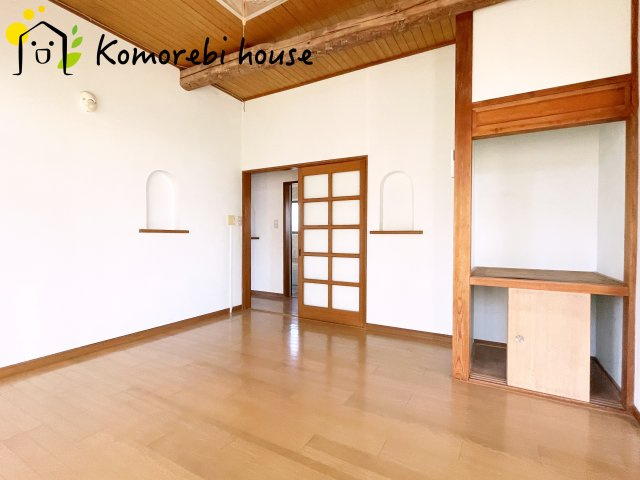 伊奈町寿3丁目　中古一戸建ての洋室|明るい光が差し込む洋室は、寝室・子ども部屋・ワークスペースなど多用途に使える自由度の高い空間。家具の配置もしやすく、暮らしに合わせて柔軟に活用できます。