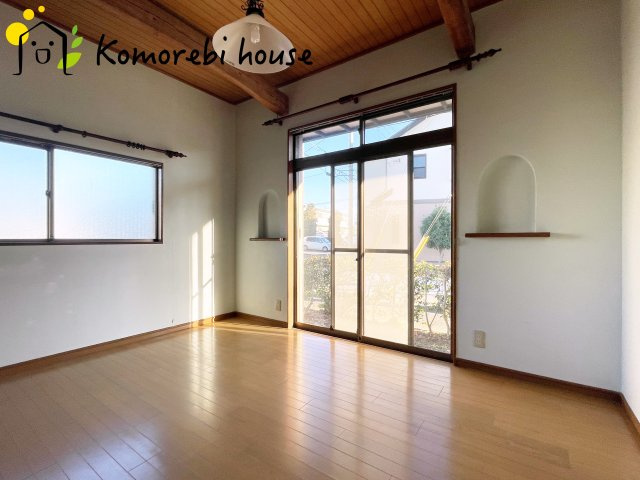 伊奈町寿3丁目　中古一戸建ての洋室|日当たりがよく、机に向かう時間も自然とはかどる子ども部屋。寝る・学ぶ・遊ぶがコンパクトにまとまり、毎日の“小さな成長”を見守る空間です。