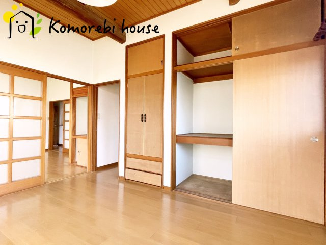 伊奈町寿3丁目　中古一戸建ての収納|収納力抜群のクローゼット付きで、洋服や小物を一箇所に集約。暮らしの動線が整い、片付けがラクになります。