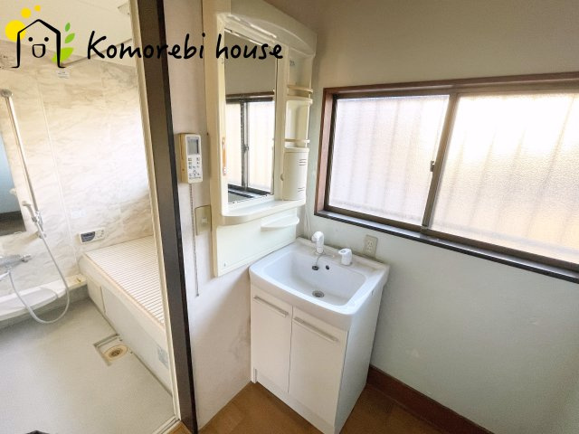 伊奈町寿3丁目　中古一戸建ての独立洗面台|白を基調とした清潔感のある洗面台。シンプルで上品なデザインが空間に明るさをプラスします。