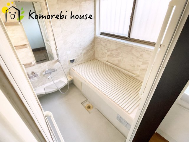 伊奈町寿3丁目　中古一戸建ての浴室|一日の終わりに、深い安らぎを。ゆったり足を伸ばせる浴槽と、保温性に優れた最新設備が、まるでホテルのようなバスタイムを演出します。新築だからこそ味わえる“上質な癒し”をご家庭に