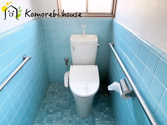 伊奈町寿3丁目　中古一戸建てのトイレ|限られたスペースでも圧迫感を感じさせない、すっきりデザインのトイレ。壁付け収納や節電型のスリム設計で、コンパクトでも“広く見える”快適空間を叶えます。