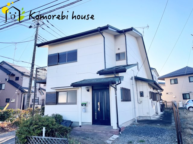 伊奈町寿3丁目　中古一戸建ての外観|明るい色合いで統一された外観が魅力の住宅。シンプルながら存在感があり、帰宅時に気分が上がるデザインです。周辺環境とも調和し、落ち着いた街並みに映える一邸です。