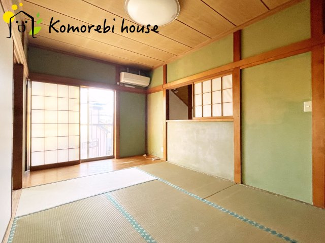 伊奈町寿3丁目　中古一戸建ての和室|畳のやわらかな感触が心地よい和室は、客間や家族のくつろぎスペースとして活躍。お昼寝や来客対応など使い道が幅広く、落ち着いた時間を過ごせる癒しの一室です。