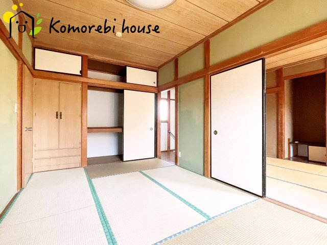 伊奈町寿3丁目　中古一戸建ての和室|畳のやわらかな感触が心地よい和室は、客間や家族のくつろぎスペースとして活躍。お昼寝や来客対応など使い道が幅広く、落ち着いた時間を過ごせる癒しの一室です。