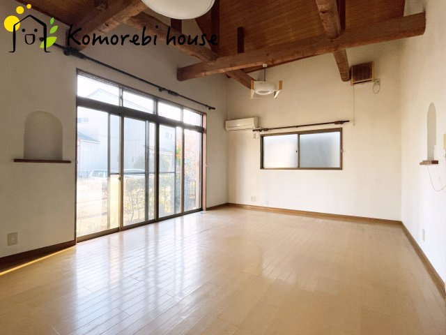 伊奈町寿3丁目　中古一戸建ての居間・リビング|床暖房付きの広々リビングです。