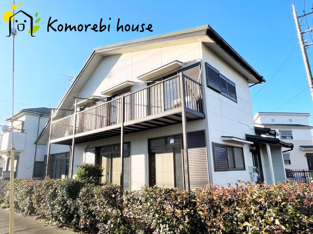 伊奈町寿3丁目　中古一戸建ての外観|明るい色合いで統一された外観が魅力の住宅。シンプルながら存在感があり、帰宅時に気分が上がるデザインです。周辺環境とも調和し、落ち着いた街並みに映える一邸です。