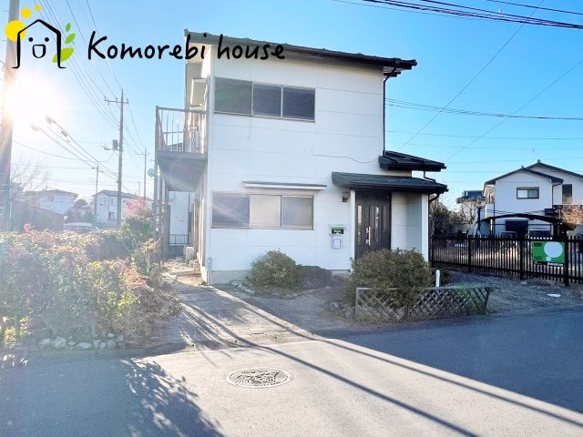 伊奈町寿3丁目　中古一戸建ての駐車場|敷地内に普通車1台分の駐車スペースを確保。前面道路との動線も良く、毎日の停めやすさを重視した配置です。